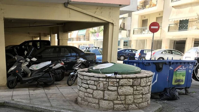 Καλαμάτα: Κατηγορείται για απόπειρα ανθρωποκτονίας η 24χρονη – Άφησε το νεογέννητο μωρό της στον κάδο σκουπιδιών – Βίντεο